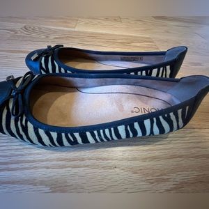 8.5 W NEVER WORN Vionic ballet flats with faux animal print